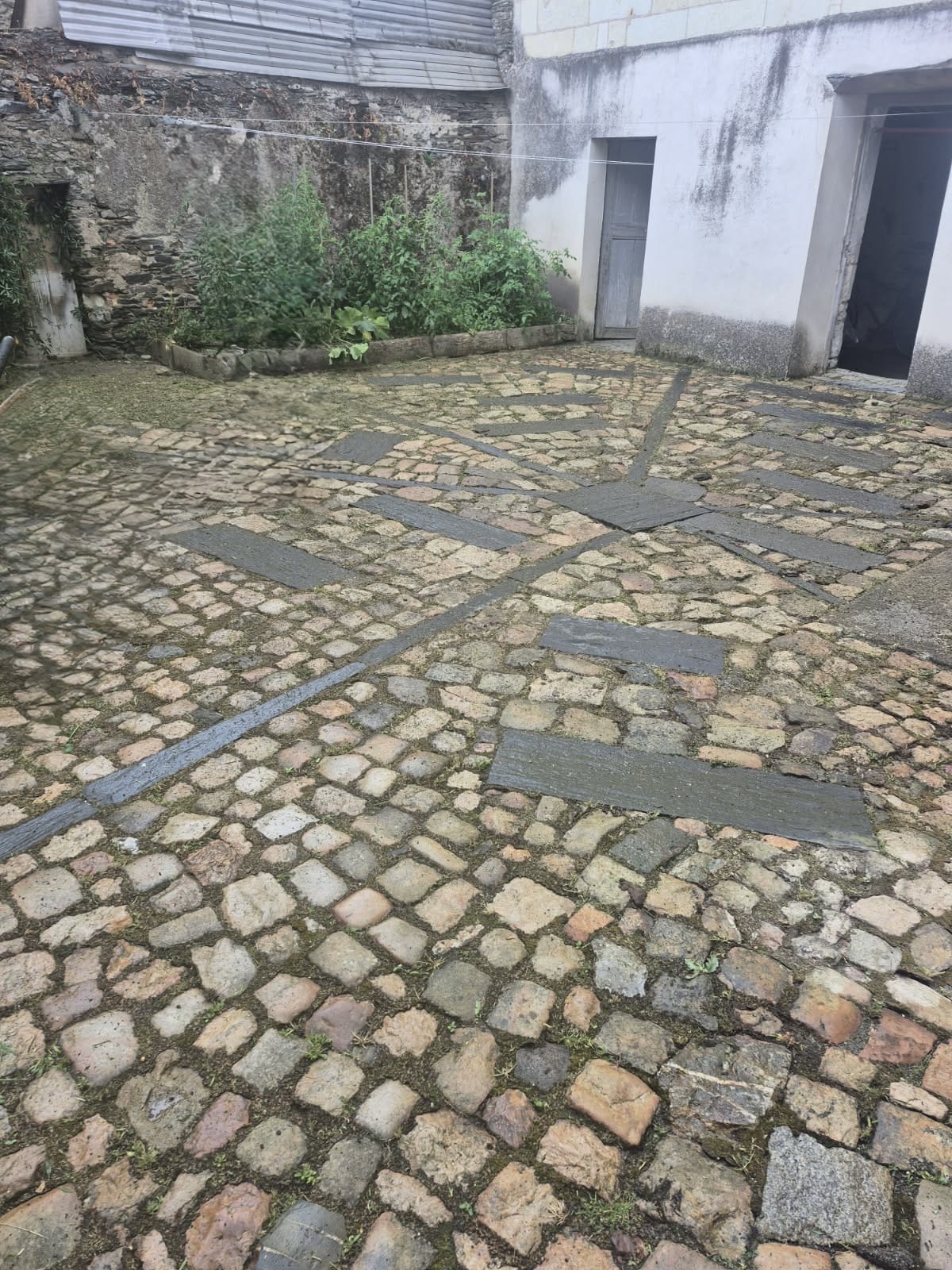 Après chantier : carrés de pierre naturelle et terrasse