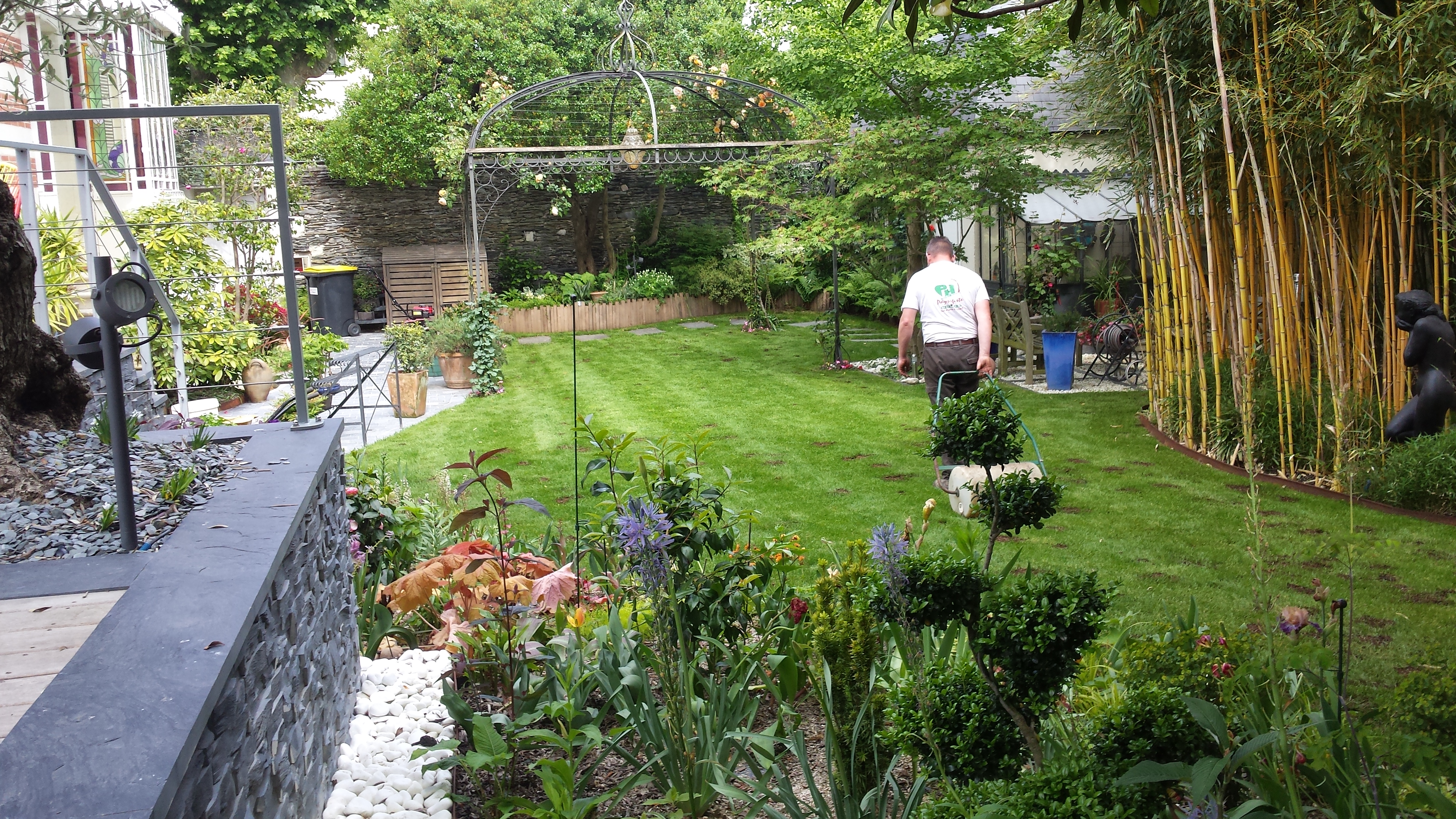 Entretien des espaces verts : tonte, taille de haies, désherbage et arrosage automatique en Maine-et-Loire
